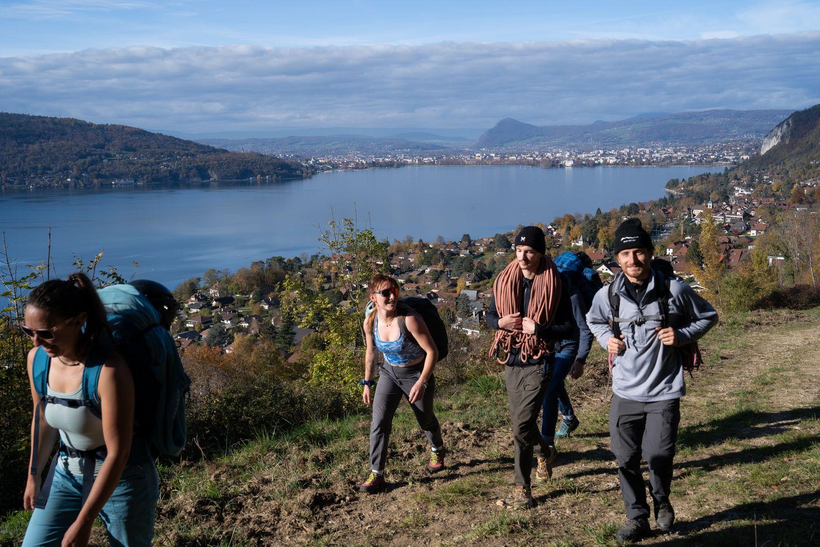 Marche d'approche en groupe au-dessus du lac