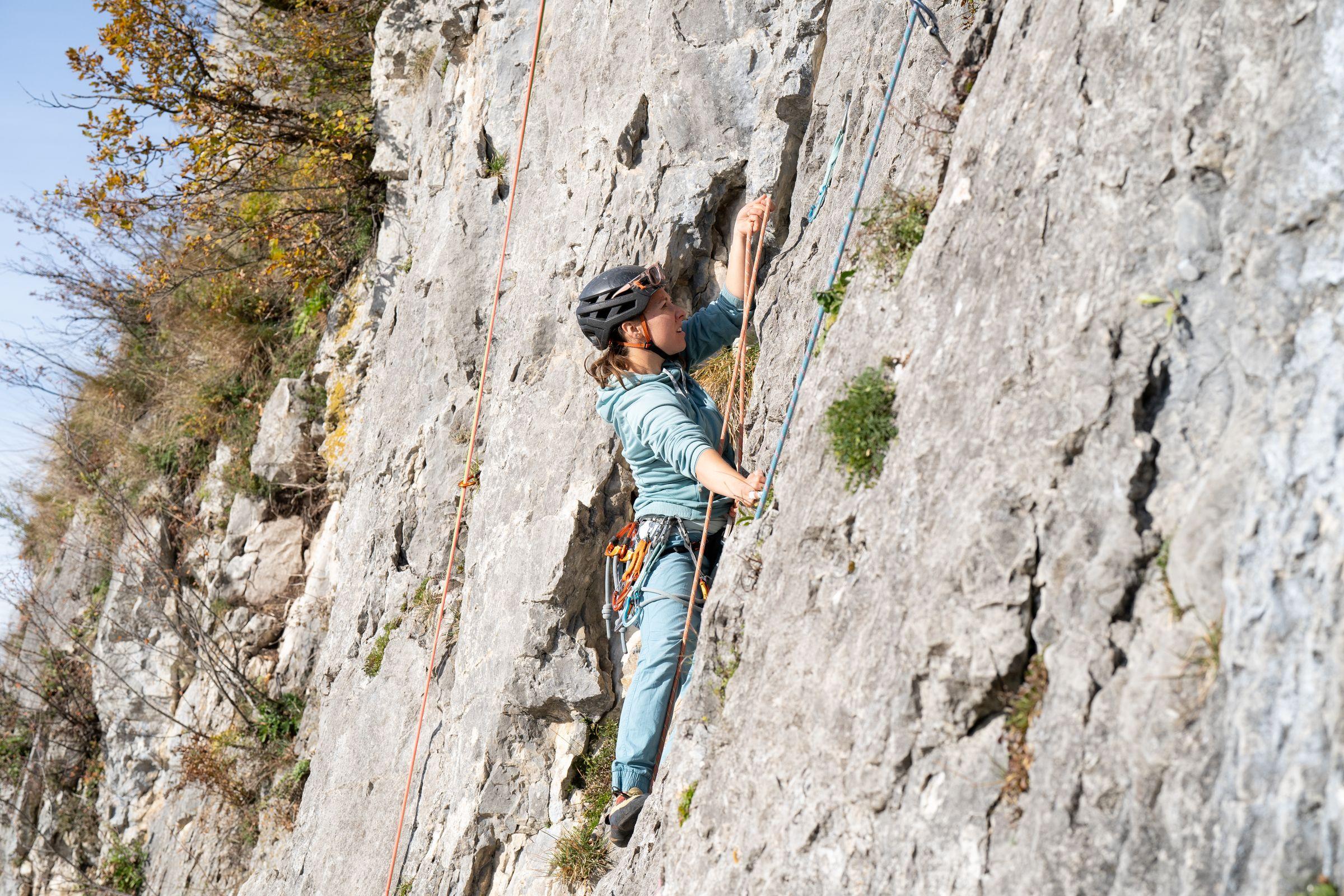 Grimpeuse en falaise en automne